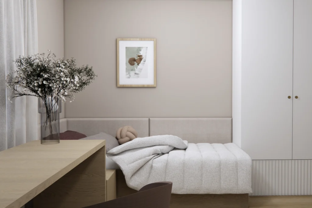 Svetla otroška soba z minimalističnim pohištvom, lesenimi elementi in nežnimi nevtralnimi toni.