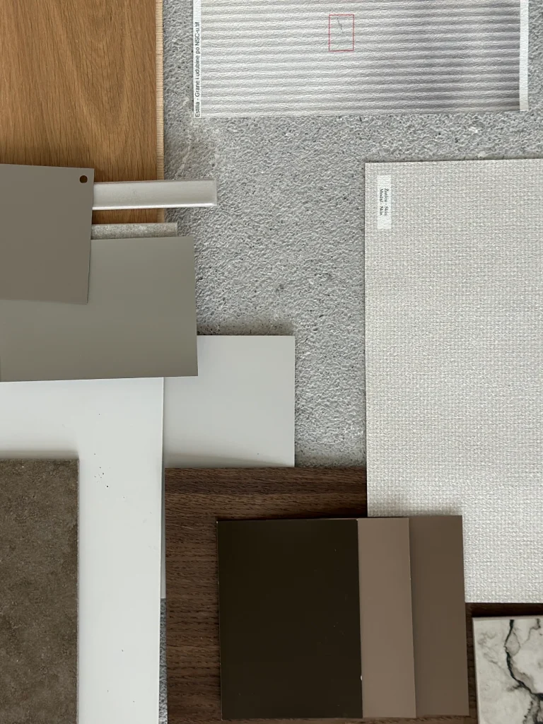Moodboard materialov, tekstur in barv za sodoben interier stanovanja.